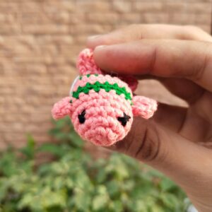 crochet striped fishy keychain – salmon pink/green